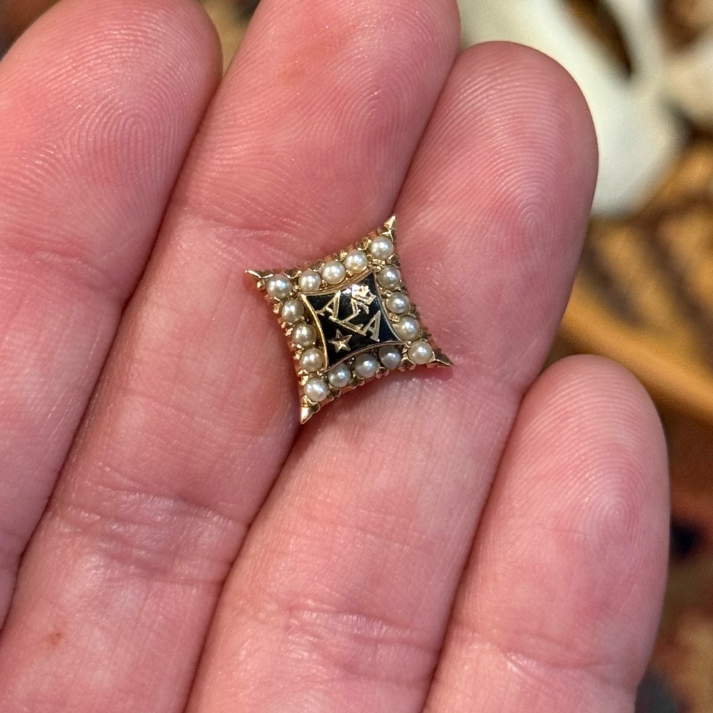 **SOLD** Alpha Sigma Alpha Gold, Black Enamel, and Pearl Star Pin